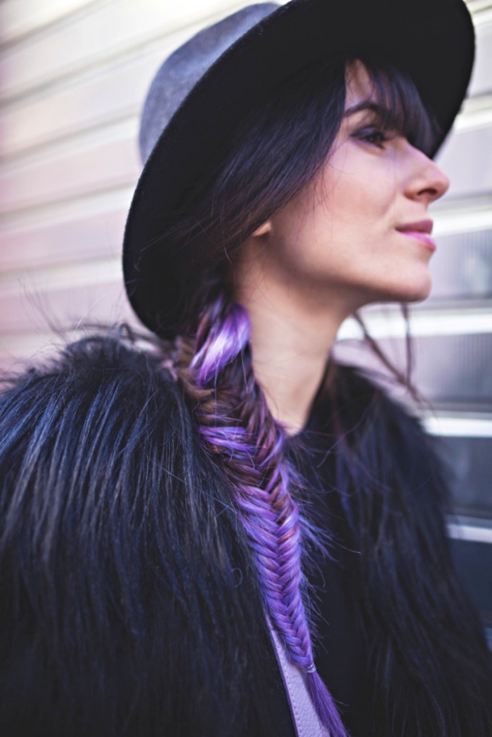 couleur cheveux marron avec mèches violet, coiffure de style bohème avec frange et tresse de côté