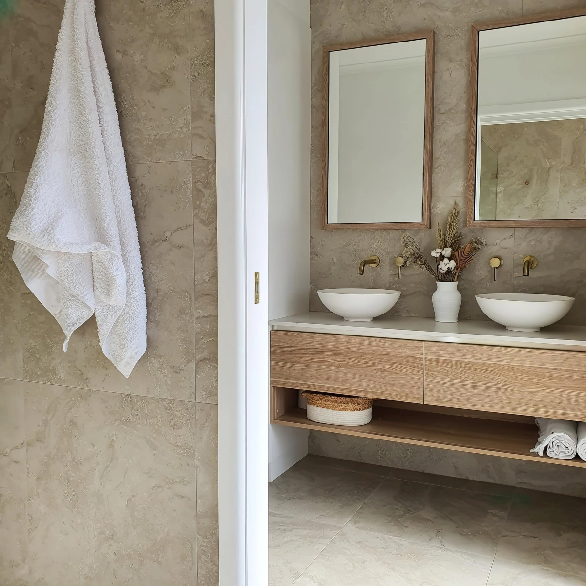 carrelage en travertin meuble lavabo bois et blanc miroir cadre bois