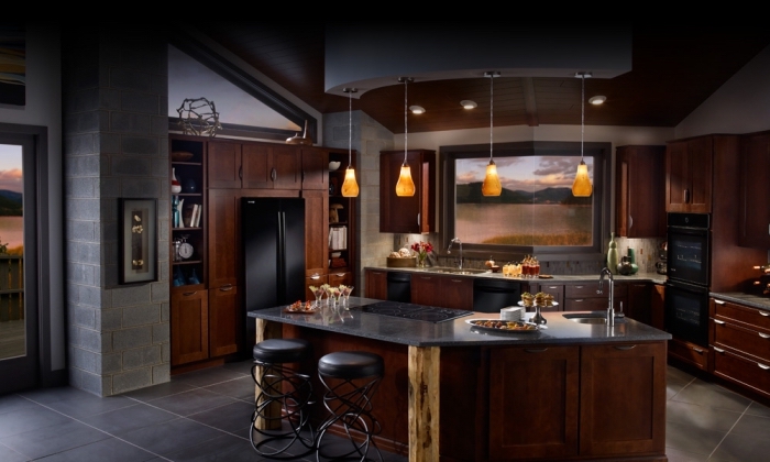 cuisine aux murs gris avec armoires de bois marron foncé et comptoir à design marbre noir