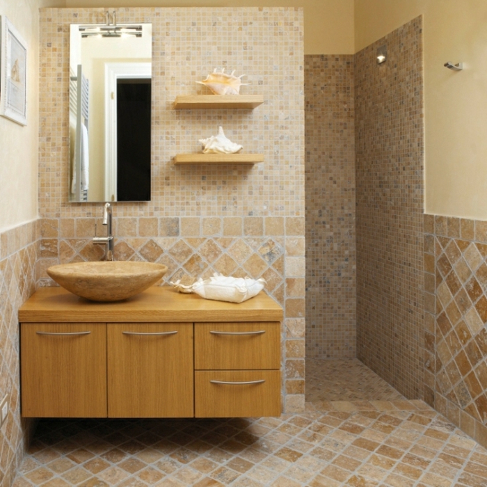 deux petites étagères en bois, carrelage travertin, vasque en pierre en couleur beige, miroir rectangulaire