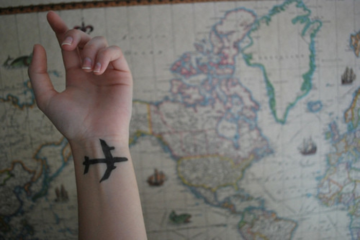 Modele tatouage homme les meilleurs tatouages cool silhouette d avion