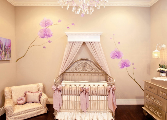 chambre bebe complete, aménagement charmant, lustre pampille, commode élégante couleur taupe