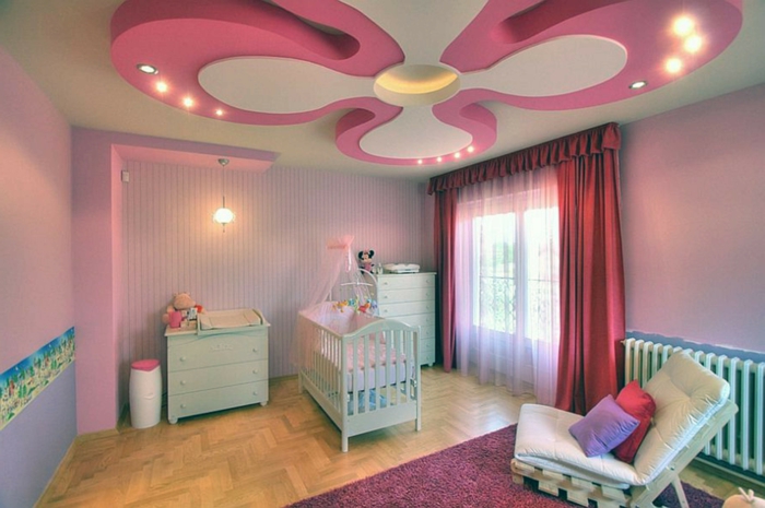 chambre bebe complete, plafond suspendu original, murs lilas, rideaux rouges, lit bébé bleu