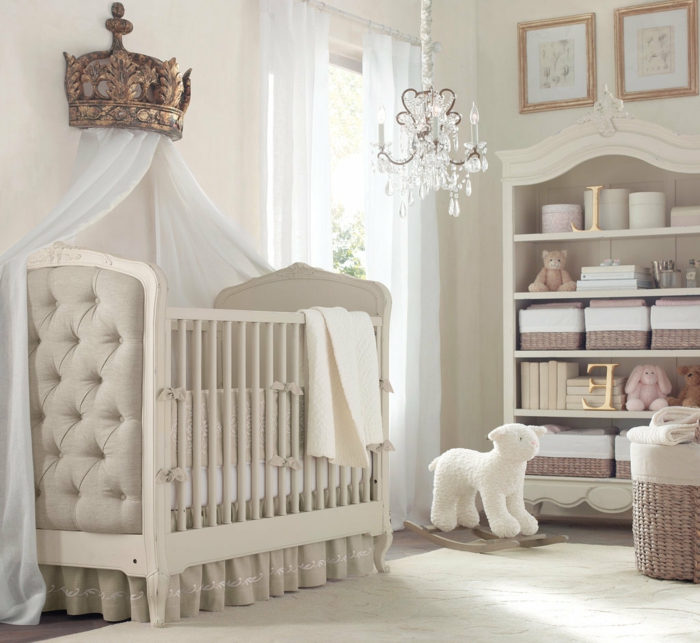 chambre bebe complete, lit bébé blanc, bibliothèque avec paniers en rotin, luminiare baroque