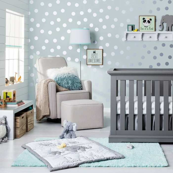 chambre bébé complete pas chere, lit bébé gris, fauteuil gris clair, tapis bleu clair