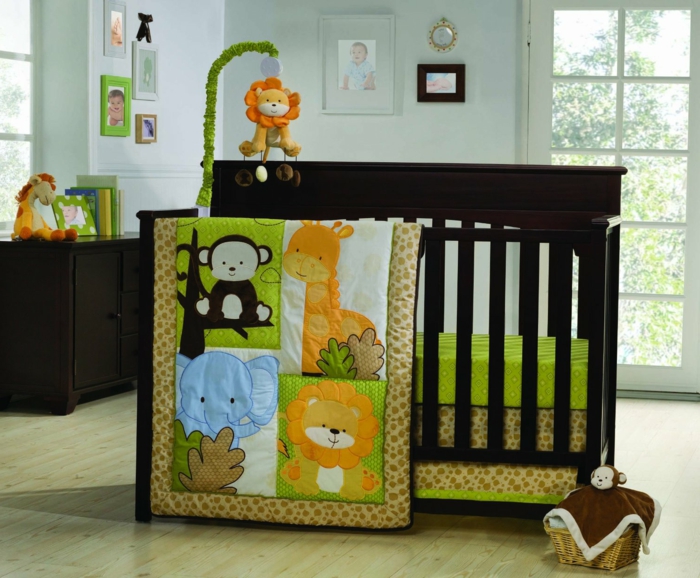 chambre bebe complete, plaid patchwork, murs bleus, girafe en peluche, lit en bois