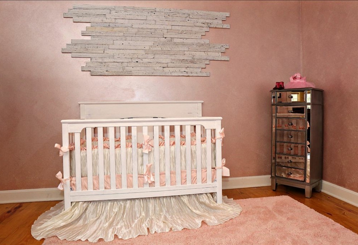 chambre bebe complete, lit bébé blanc, tapis rose, petite commode apothicaire