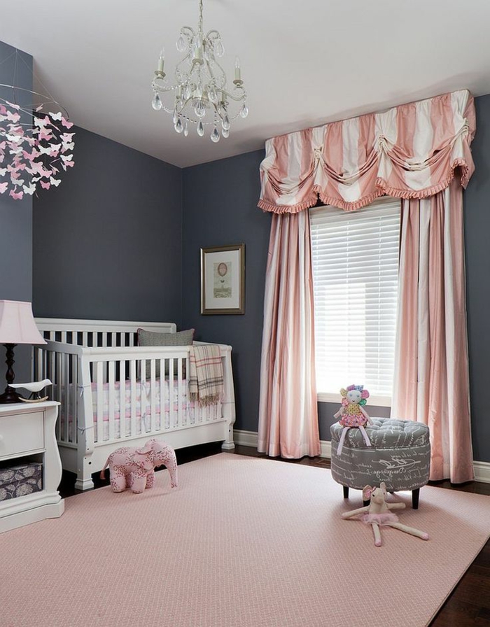 chambre bebe pas chere, lustre pampille, rideaux en rose et blanc, lit bébé, tabouret gris, tapis rose