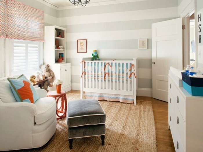 chambre bébé blanche, sol en bois, tabouret gris, tapis naturel, grand fauteuil