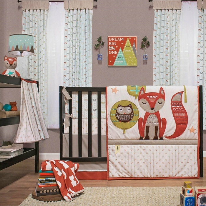 chambre bebe complete, rideaux bleus, décoration d'espace scandinave, textiles bariolés