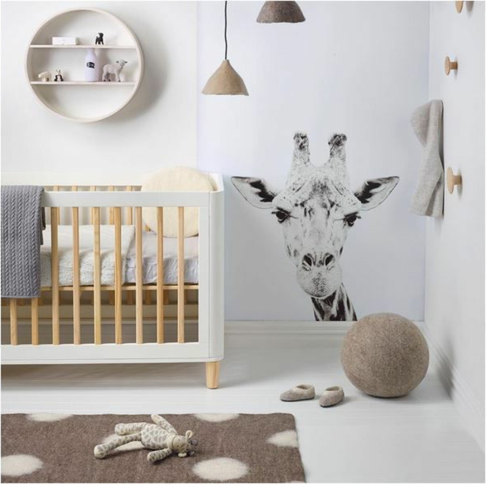 chambre bébé complete pas chere, lit bébé en bois et blanc, étagère ronde, girafe monochrome au mur