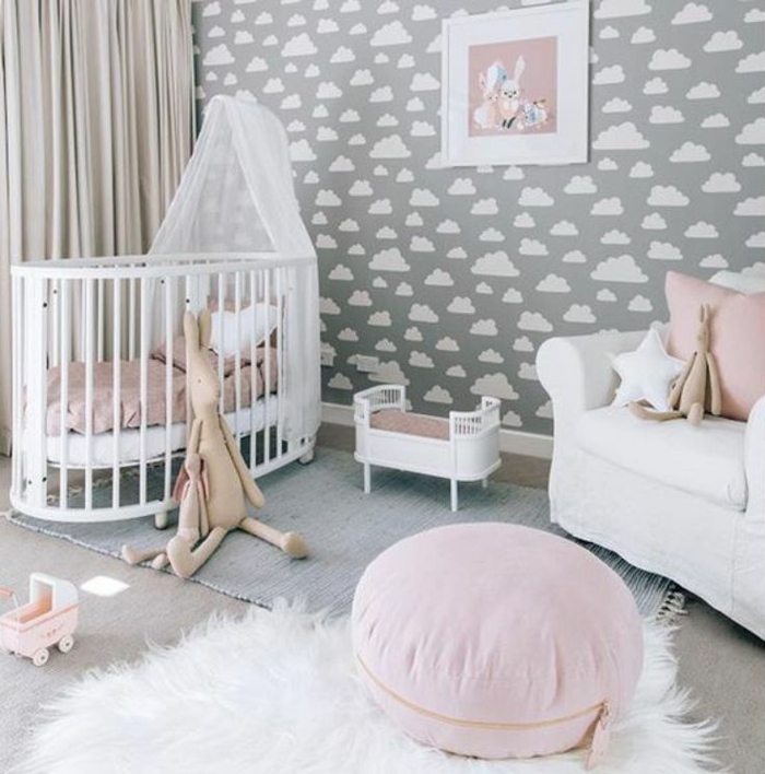 chambre bébé douce e, rose poudré et gris, tapis fourrure, lit ovale avec tête de lit