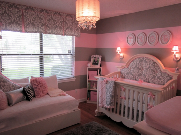 chambre bébé fille, plafonnier charmant, tapis moelleux gris, grande fenêtre