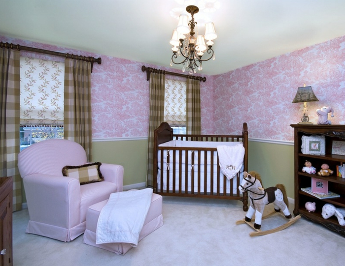 chambre bébé fille pas cher, plafonnier baroque, fauteuil lilas, papier peint floral lilas