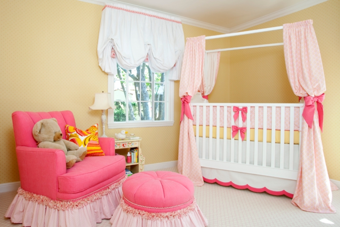chambre bébé fille pas cher, rideaux de lit roses, fauteuil rose, tabouret rose