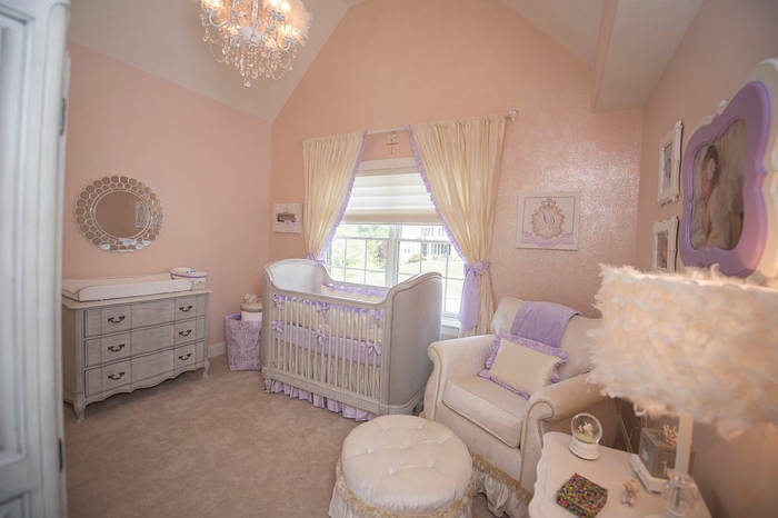 chambre bébé fille pas cher, murs roses, plafonnier splendide, meubles en style baroque