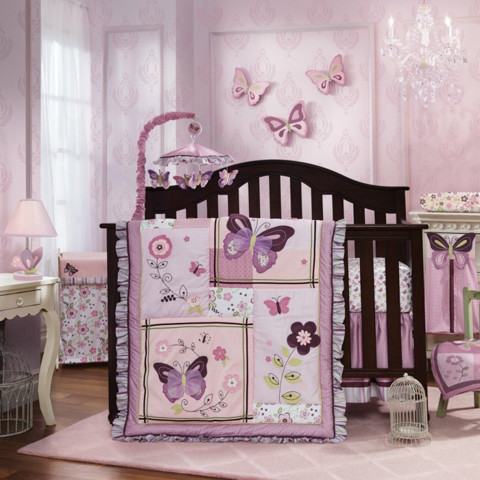 chambre bébé fille pas cher, petite coiffeuse baroque, tapis rose, plaid patchwork