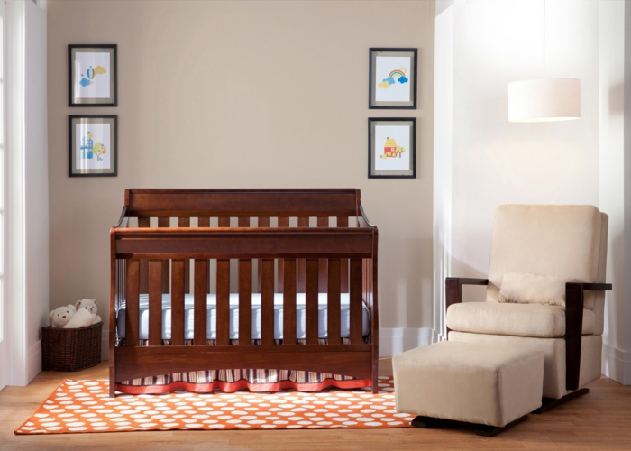 chambre bébé simple, fauteuil beige, lit en bois, mur taupe, tapis géométique