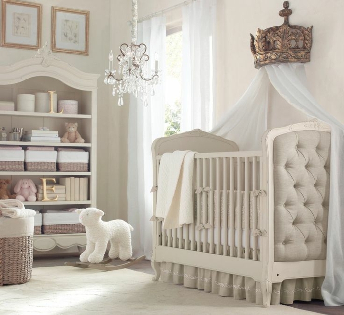 chambre bébé élégante, lit bébé capitonné, étagère style baroque, lustre pampille