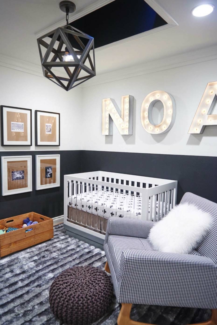 chambre d'enfant, fauteuil gris et coussin blanc, murs en gris pâle, plafonnier géométrique-tapis-gris