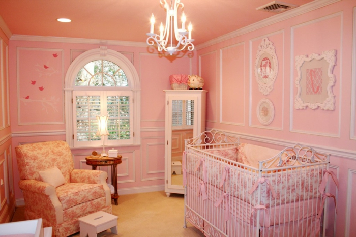 chambe d'enfant rose, fauteuil dessin floral, fenêtre arquée, frises murales blanches