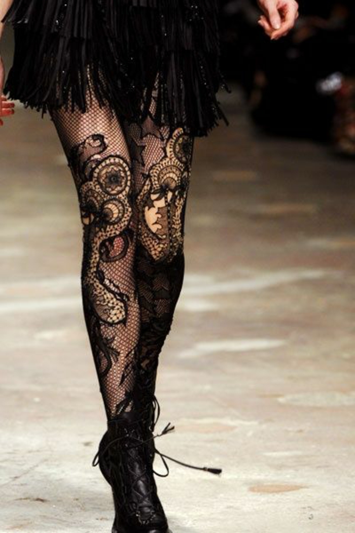 collants noirs avec des arabesques semi-transparentes, chic détail choc, avec mini jupe en franges noires, chaussures rétro avec des ficelles noires fines