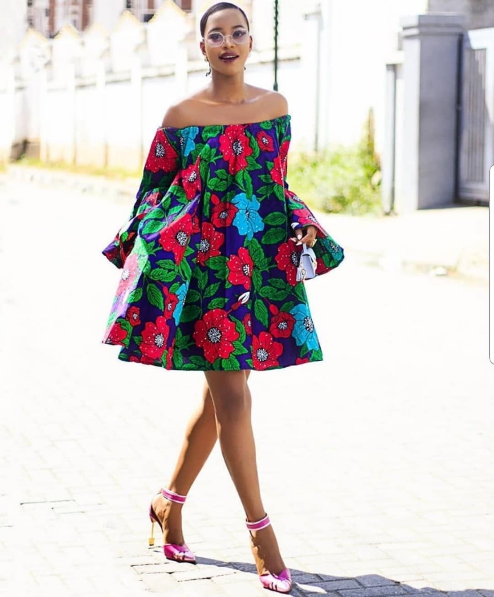 avec quelles chaussures portes une robe courte, idée robe de tissu africain aux motifs feuilles vertes et fleurs rouges