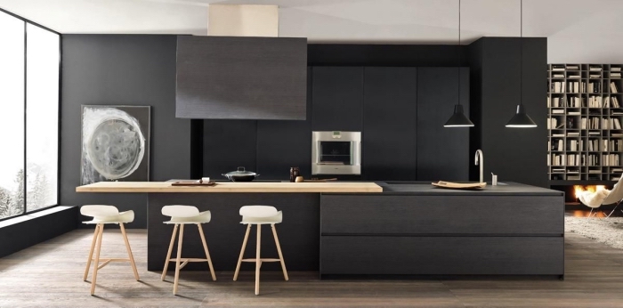 idée de déco minimaliste dans une cuisine noire avec tabourets de bar en bois et siège blanche