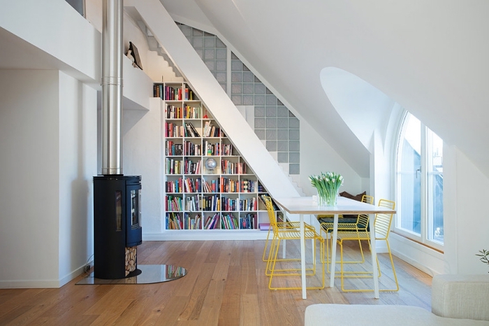 décoration salon blanc avec escalier et bibliothèque blanche sous pente, comment optimiser l'espace avec une armoire sous pente