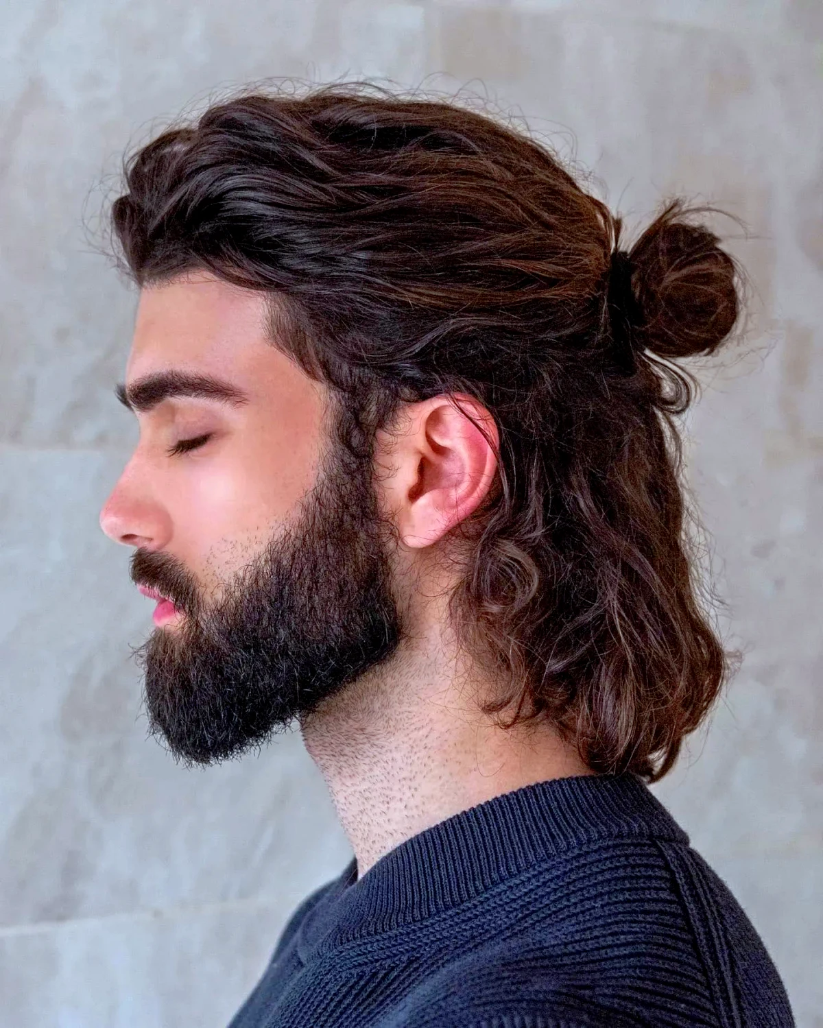 cheveux en arriere homme long coiffure avec un bun