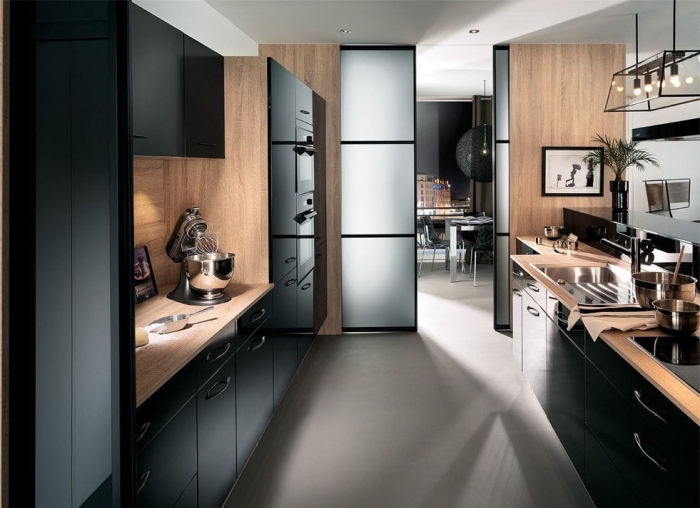 idée comment aménager une cuisine en parallèle avec plafond blanc et meubles noirs, cuisine ikea noire
