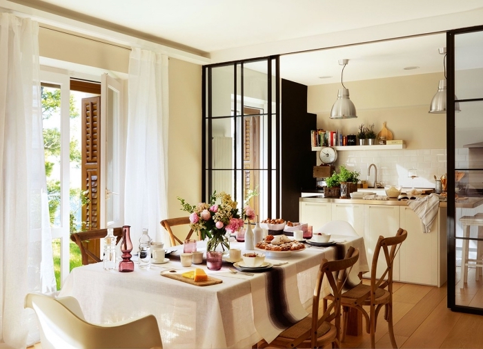 cuisine verriere, cuisine et salle à manger de style campagne avec voiles blanches et meubles en bois