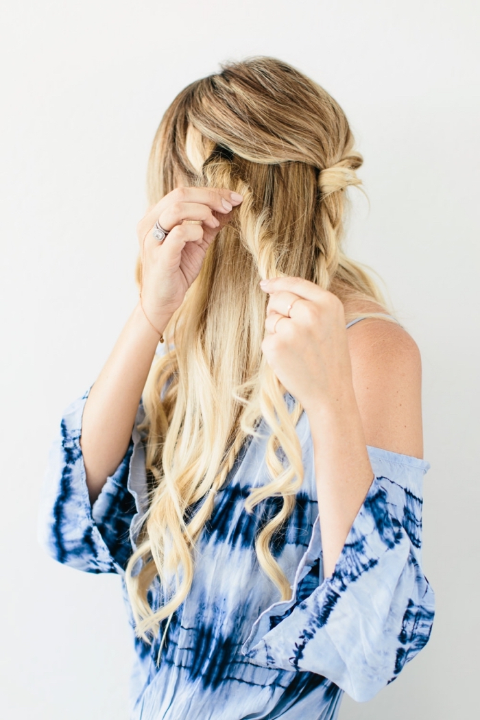 coiffure facile, balayage blond sur cheveux longs avec racines châtain foncé et pointes blond platinum