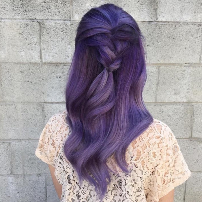 couleur cheveux violine pastel, coiffure romantique aux cheveux bouclés mi-attachés en tresse avec mèches violet