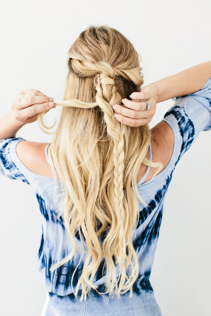 coiffure tresse, photo pour réaliser une coiffure facile sur cheveux longs et bouclés attachés en tresse