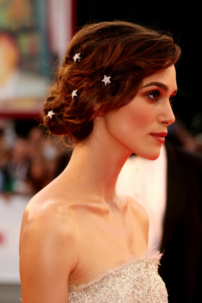 comment s'habiller pour les occasions officielles, Keira Knightly, maquillage discret