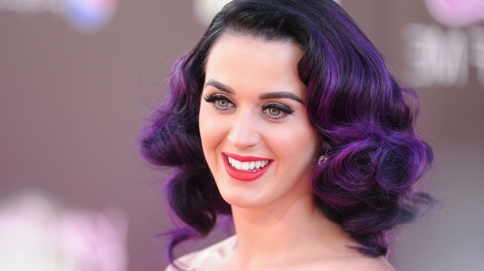 Katy Perry avec couleur cheveux violine, coupe de cheveux mi-longs et bouclés aux racines noires et pointes violettes