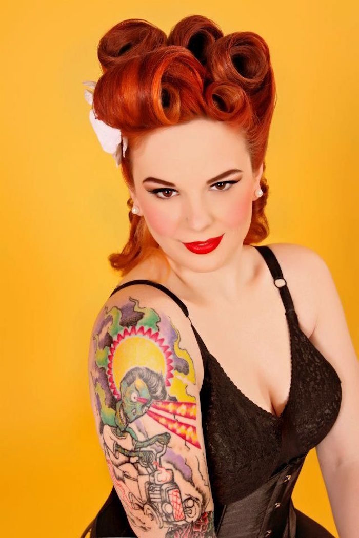 coiffure rock maquillage pin up coupe victory rolls rousse femme retro