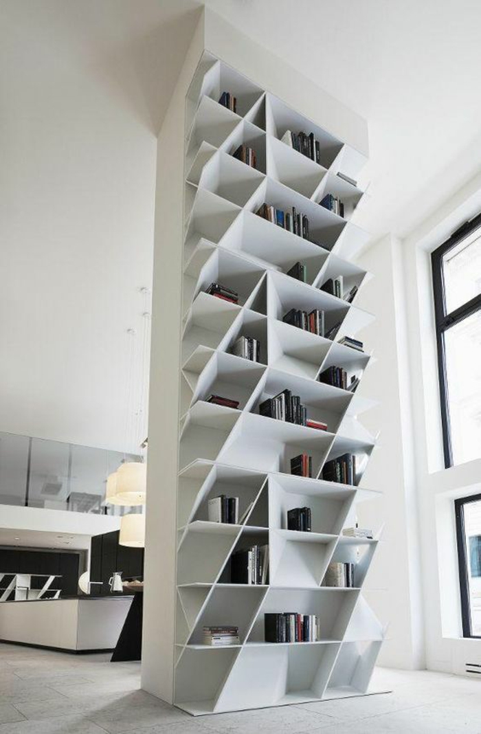 étagère de séparation en forme de colonne toute blanche, étagères diagonales pour les livres tout en hauteur, sol recouvert de parquet blanc