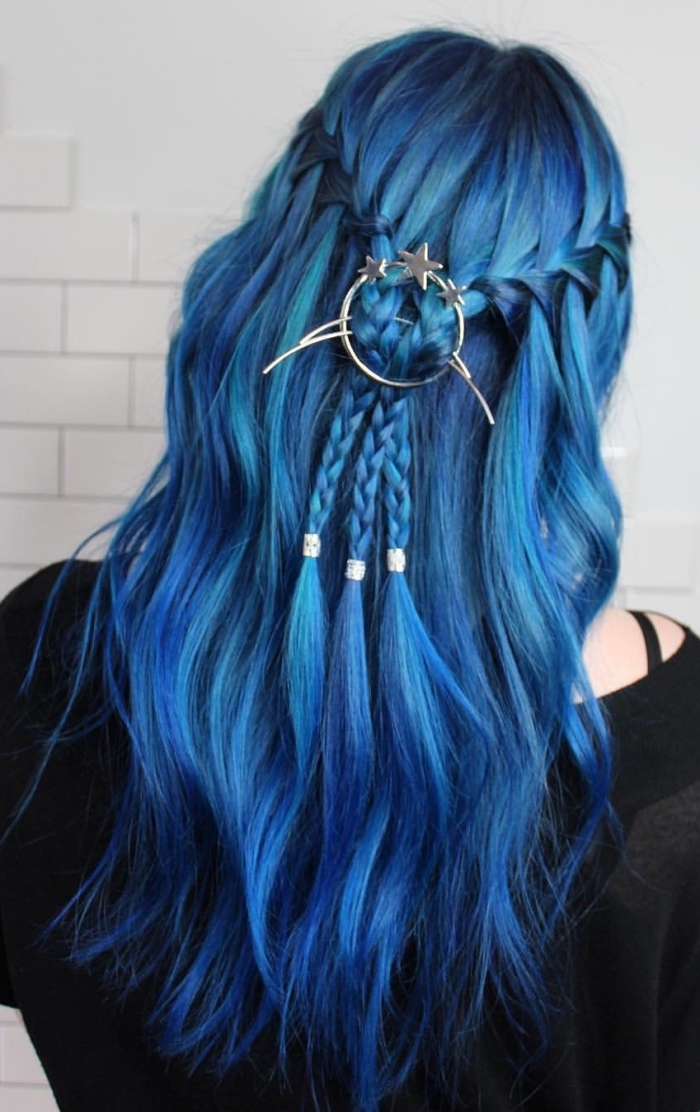 tie and dye chatain, coiffure de sirène avec coloration ombrée de nuances bleus et accessoire de cheveux aux motifs étoiles
