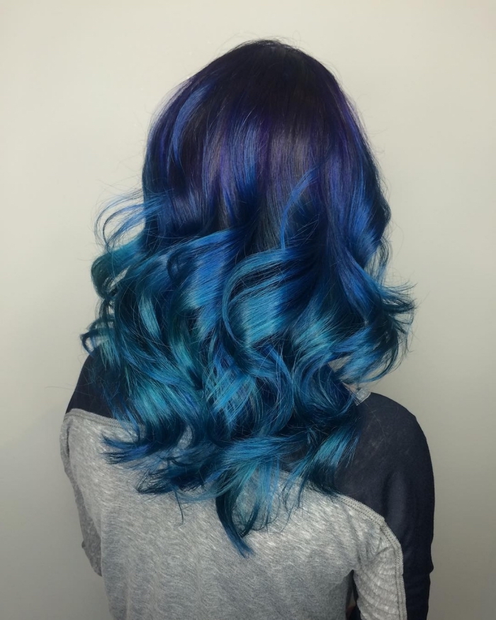 coloration cheveux, coupe de cheveux longs et bouclés avec pointes bleues turquoise et mèches violets sur base noire