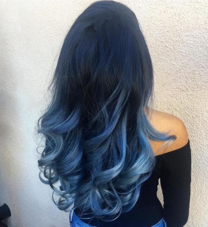 tye and dye bleu sur cheveux longs et noirs, coiffure cheveux ombrés avec pointes gris et bleu
