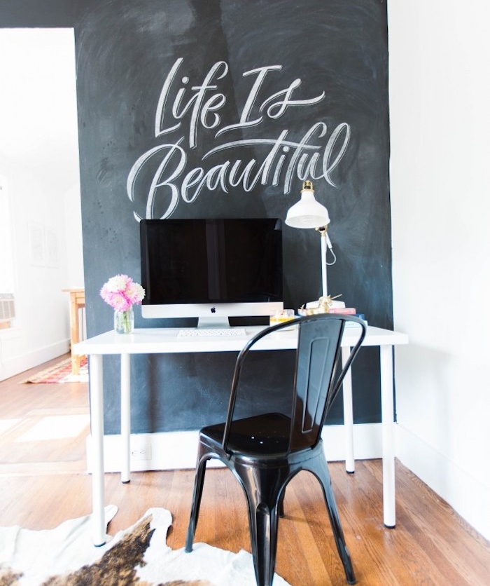 exemple d amenagement coin bureau avec pan de mur en peinture ardoise avec citation imspirante, bureau scandinave blanche et chaise noire industrielle