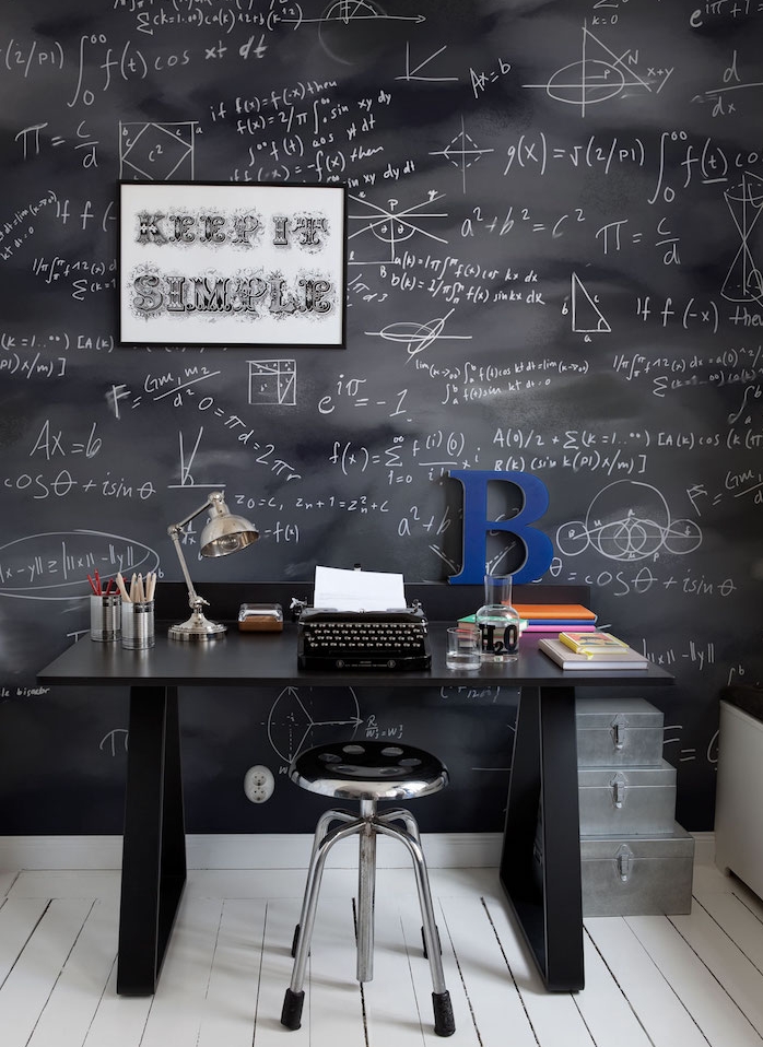 comment décorer un coin bureau vintage avec bureau noir, tabouret gris en metal, parquet blanchi, mur en peinture à la craie, formules, équations mathématiques