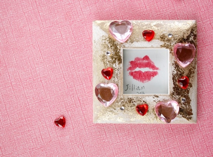 idée cadeau meilleure amie, cadre photo décoré de pierres rose et rouges en forme de coeur, empreintes de levres