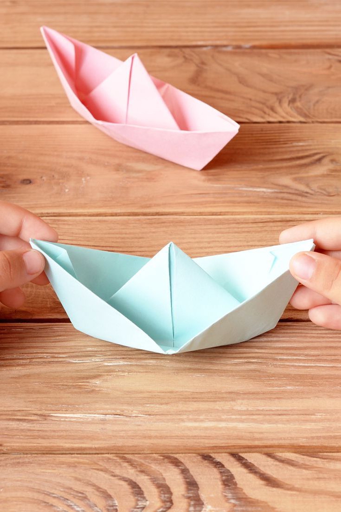 déco origami avec des bateaux en papier en couleur pastel parfaits pour un anniversaire d'enfant thématique