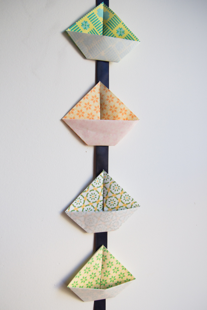 idée pour une déco origami à faire soi-même avec des bateaux à motifs joyeux en guirlande festive