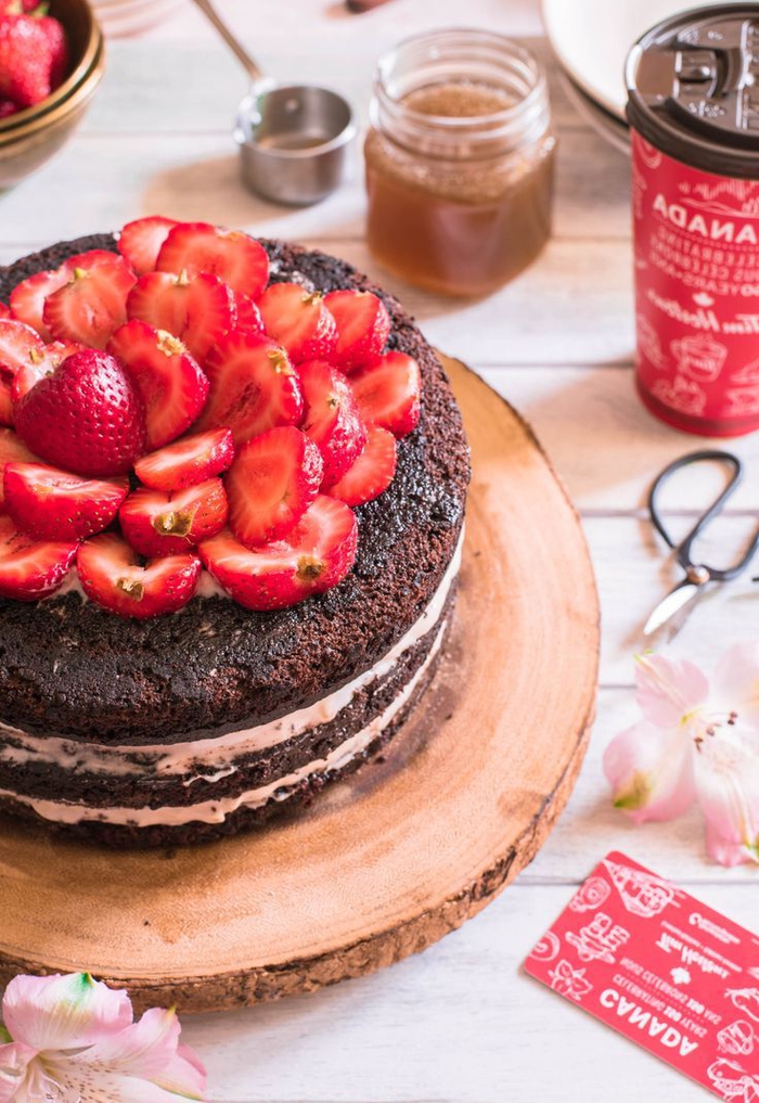 recette cake au chocolat et à la sauce caramel salée d'érable, recette de naked cake aux fraises