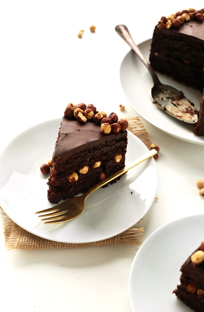comment préparer un gâteau d'anniversaire vegan, une recette gâteau au chocolat et aux noisettes en version saine sans gluten