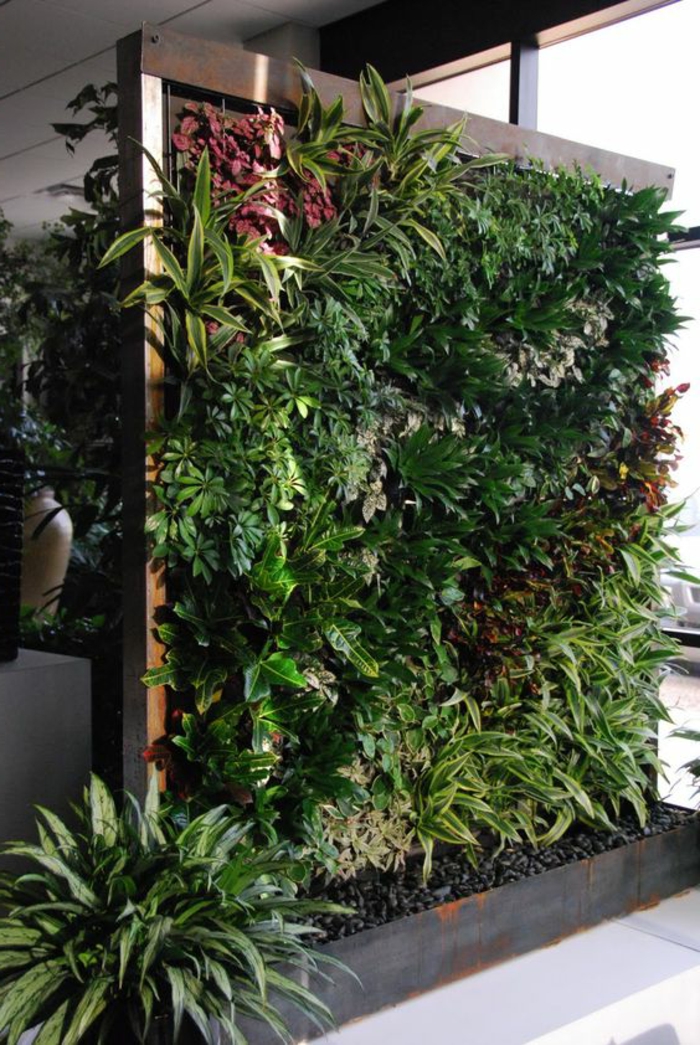 grand mur végétal intérieur, plantes cultivées verticalement dans un intérieur moderne